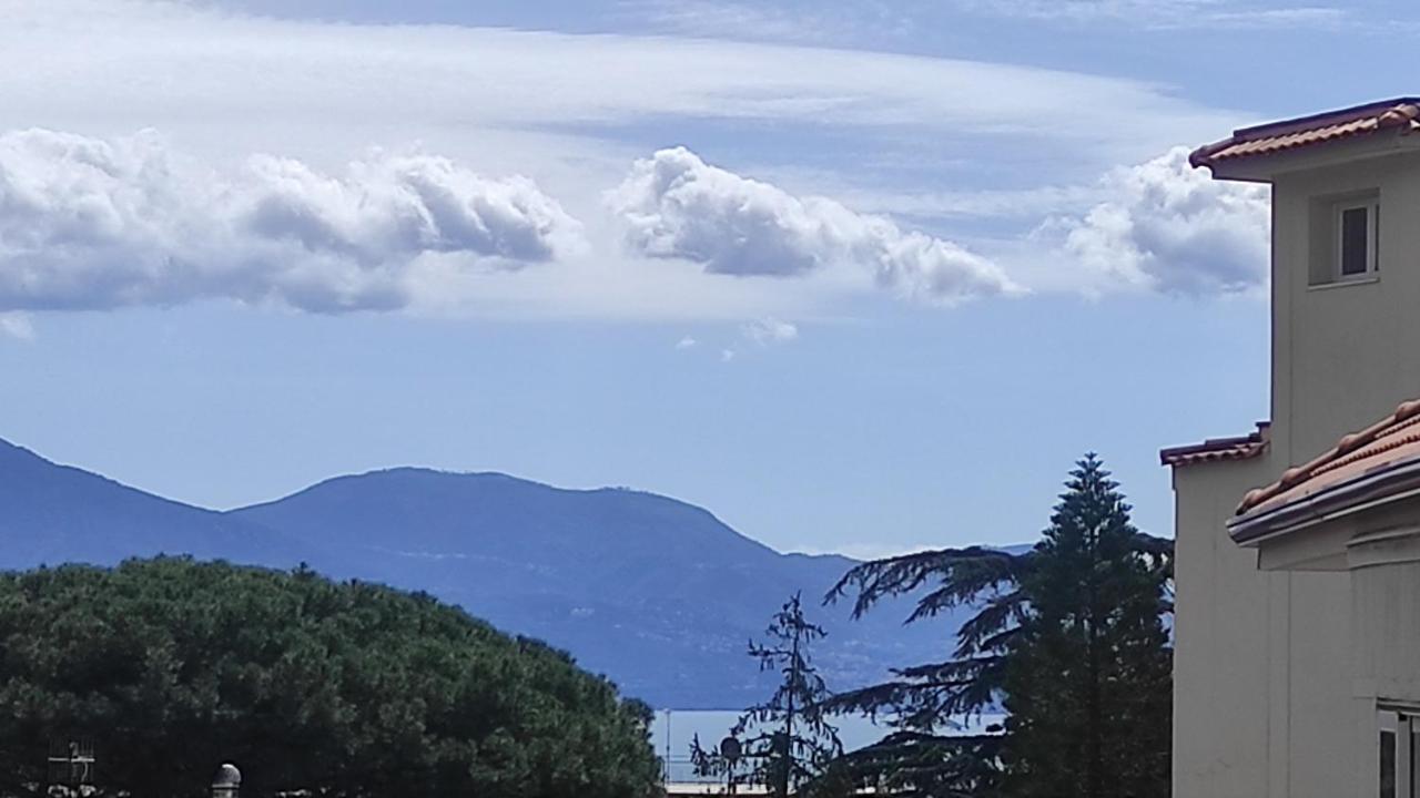 Апартаменты Sakura House Near Vesuvius, Herculaneum And Pompeii Free Parking Торре-дель-Греко Экстерьер фото